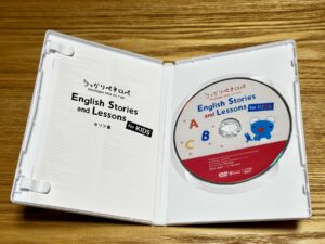 子ども英語DVDうっかりペネロペのパッケージを開いた状態の写真です。