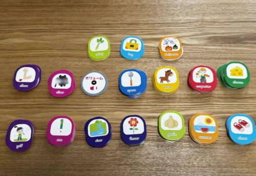 タッチすることで英語が音声で流れるカルタを並べている画像です。