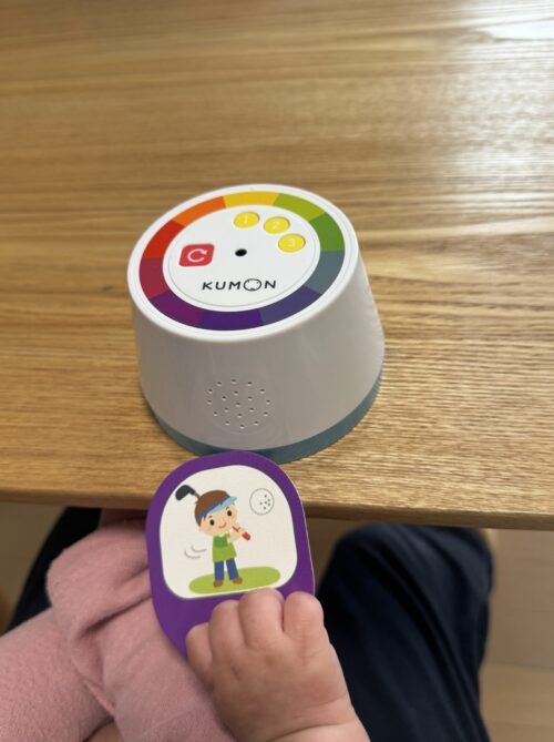 子どもがカルタを持っている画像です。